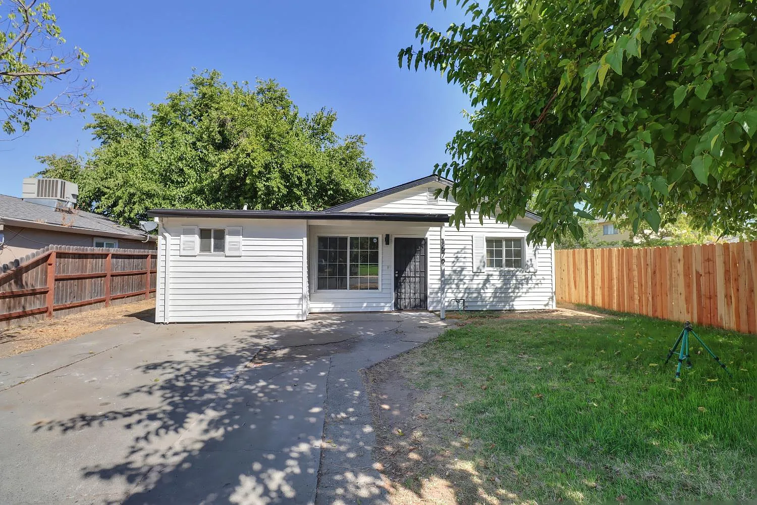 1679 Glenrose Ave photo 1