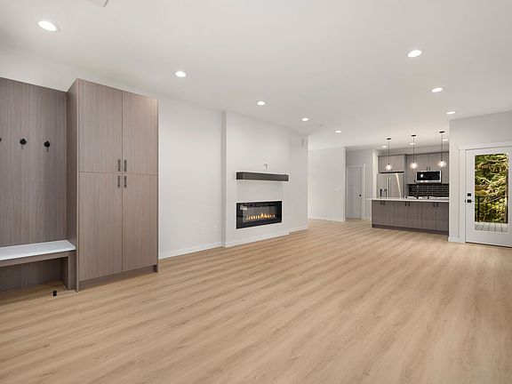 5th image of 18545 Woodside Dr SE