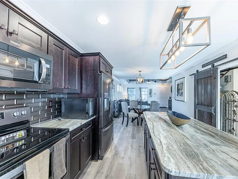 327 Harvey St — Photo 19