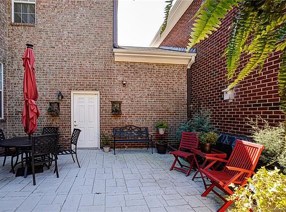 4th image of 9315 Bonnie Briar Cir