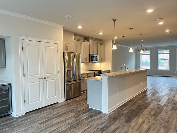 2nd image of 45129 Kincora Dr