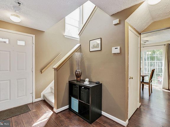3rd image of 910 Pleasant Hill Ln