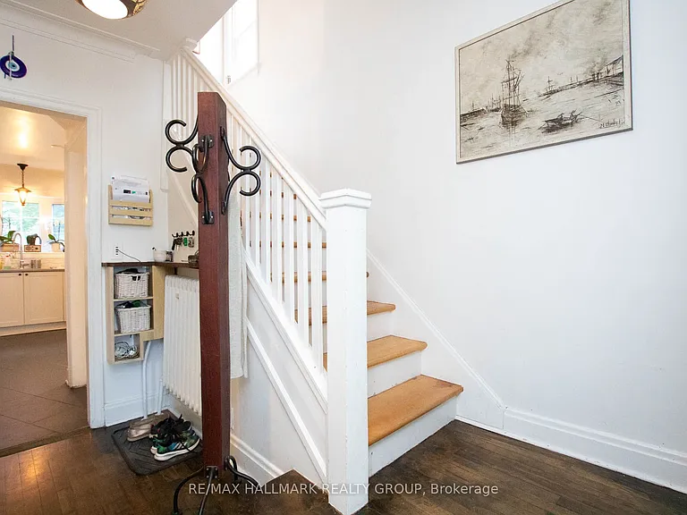 42 Glengarry Rd — Photo 3
