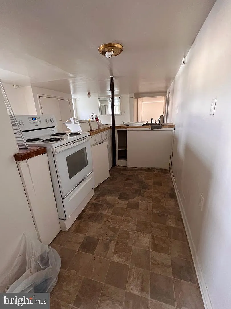 2 bed, 1.0 bath, 750 sqft, $1,300 — Photo 4
