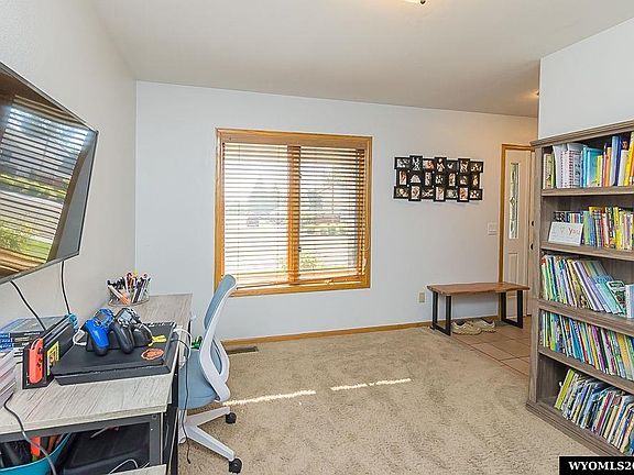 5th image of 1004 Rosewood Dr