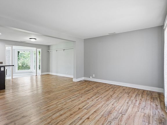 3rd image of 904 N Orris Dr