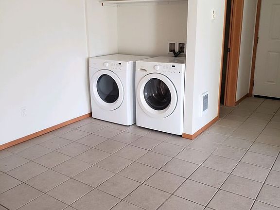 4th image of 1621 E 68th St Unit 3C