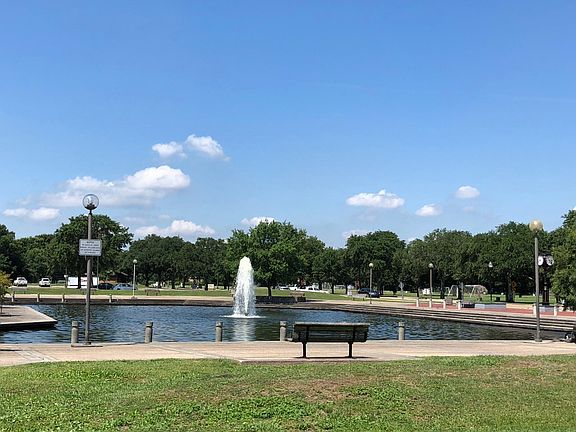 Lafreniere Park, major retail stores, dining, and so much mo