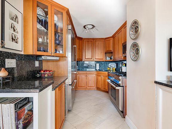 4th image of 201 W 70th St APT 32H