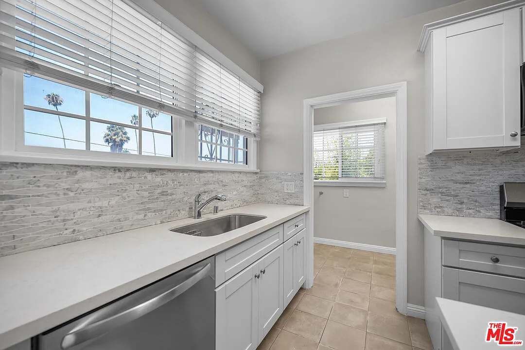 2 bed, 1.0 bath, 1005 sqft, $2,800 — Photo 2