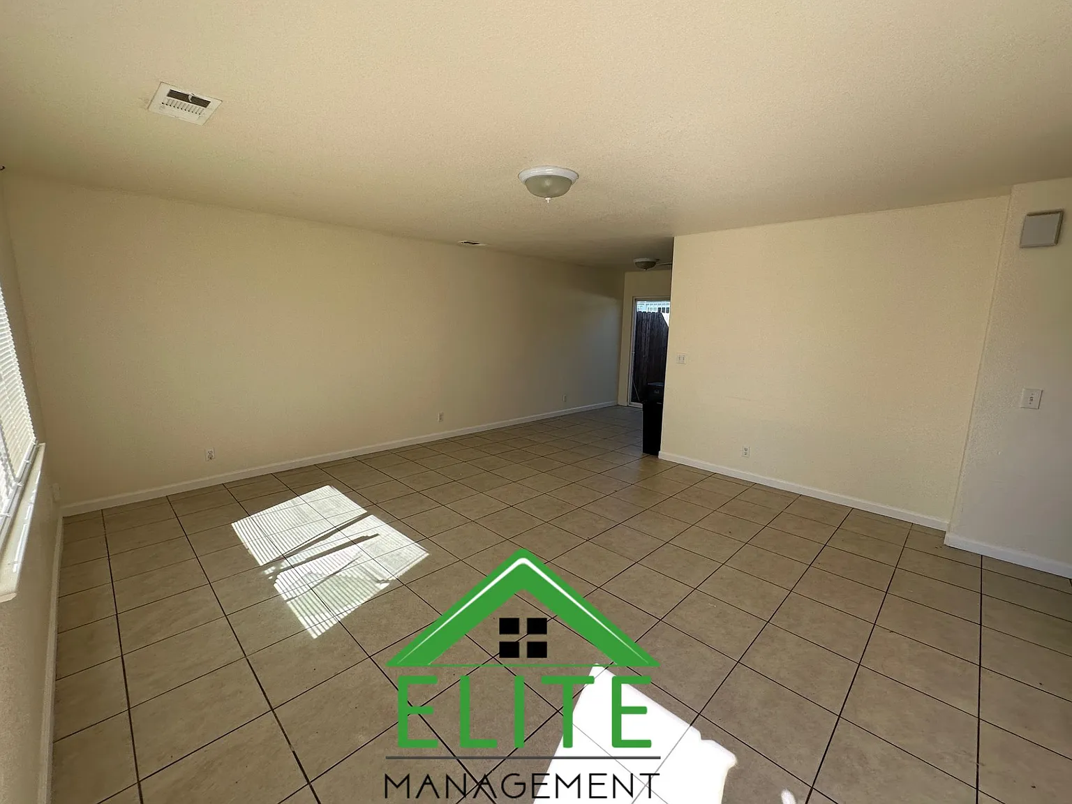 3 bed, 1100 sqft, $2,300 — Photo 3