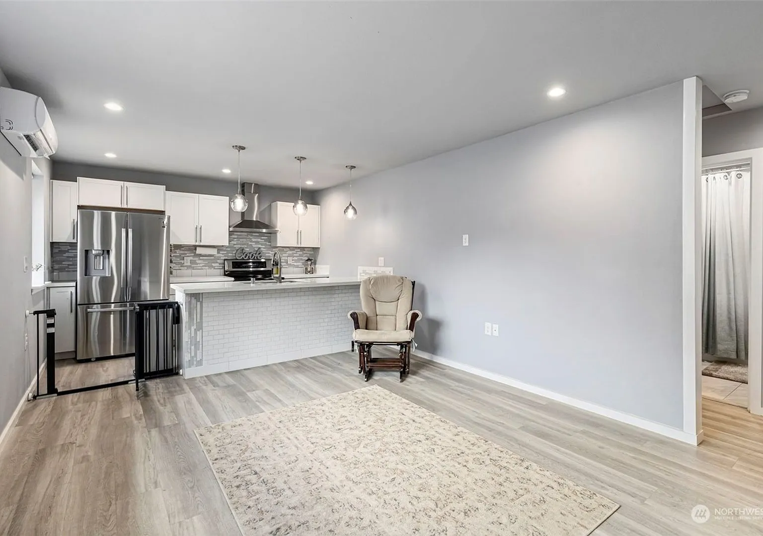 Open Concept 2BR 1 BA Bremerton Rambler — Photo 1