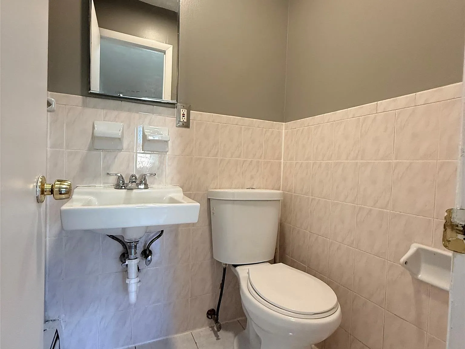 3 bed, 1.5 bath, 1344 sqft, $3,000 — Photo 4