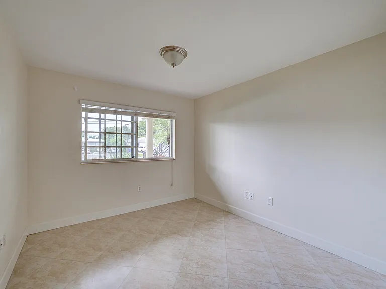 410 SW 15th St #204 — Photo 8
