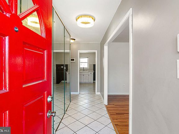 3rd image of 10 Raleigh Ct