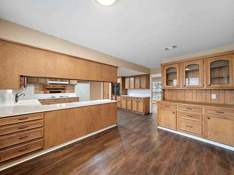 1104 Hillcrest Dr — Photo 7