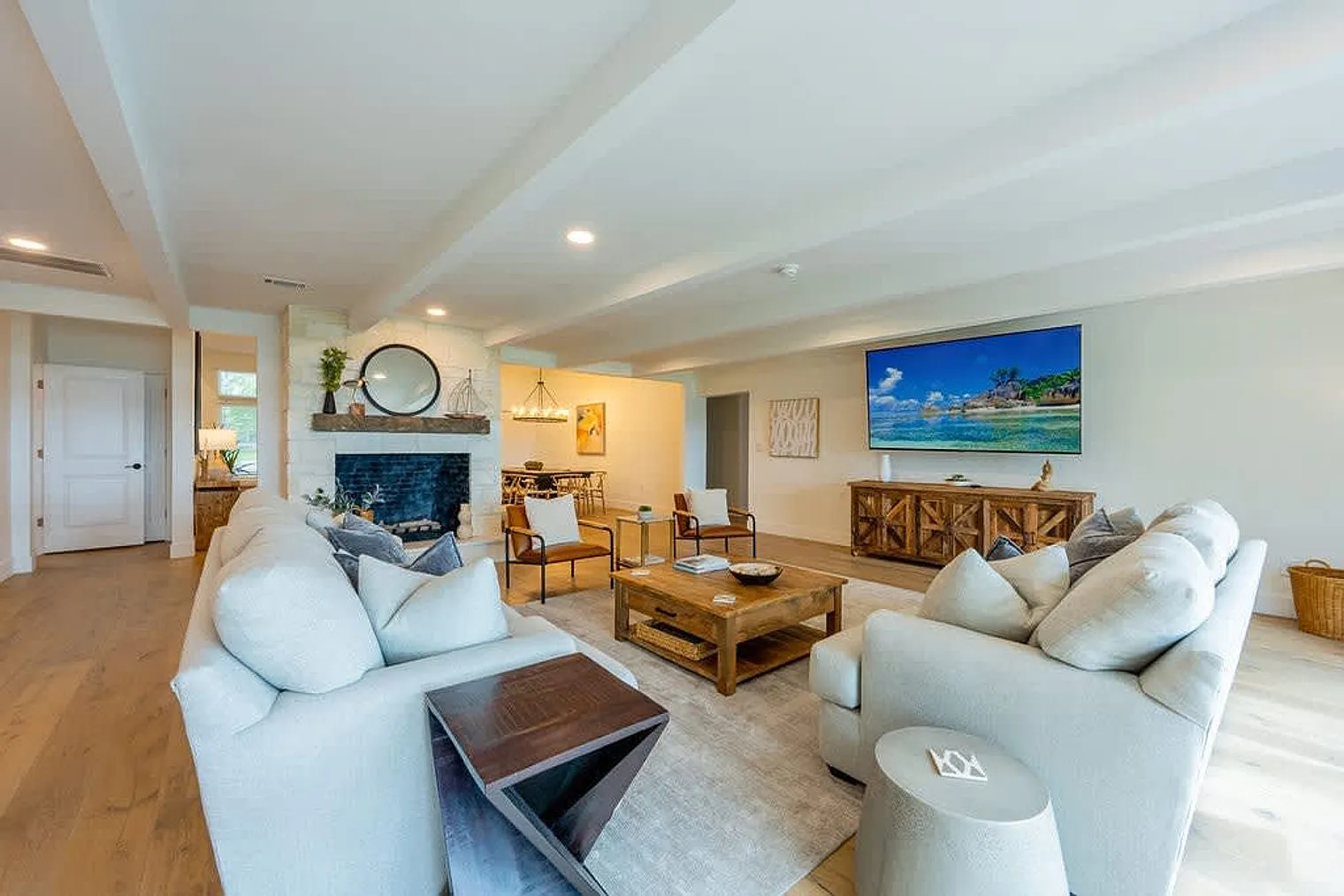 7 bed, 7.0 bath, 5317 sqft, $24,981 — Photo 2