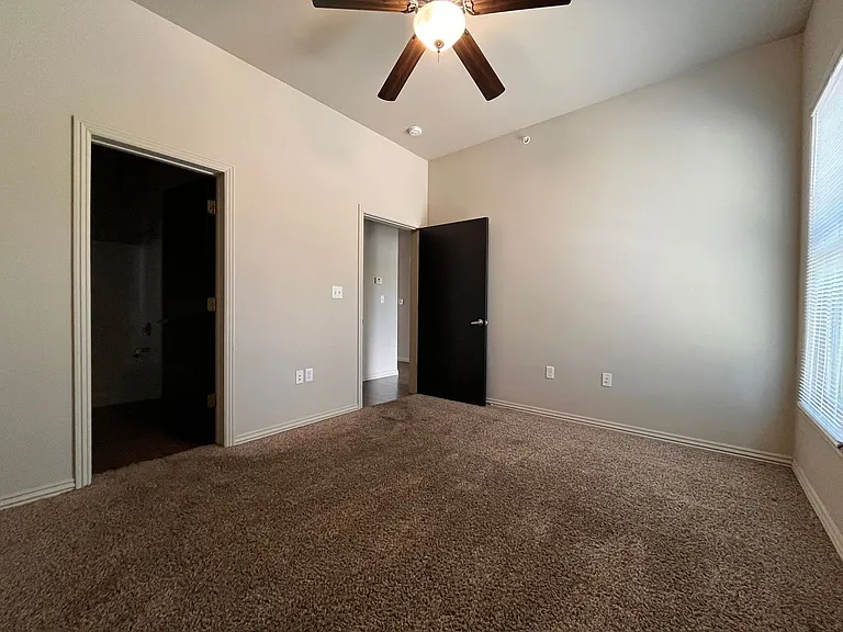1014 E Walnut St — Photo 15