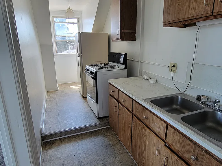 324 W 9th St — Photo 4