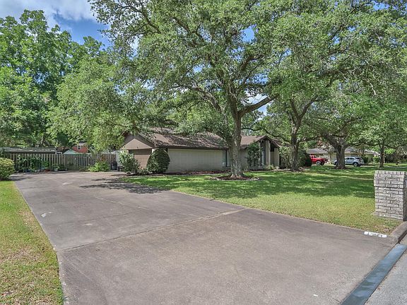 3rd image of 121 E Larkspur Dr