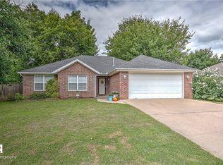 70 E Rob St, Farmington, AR 72730