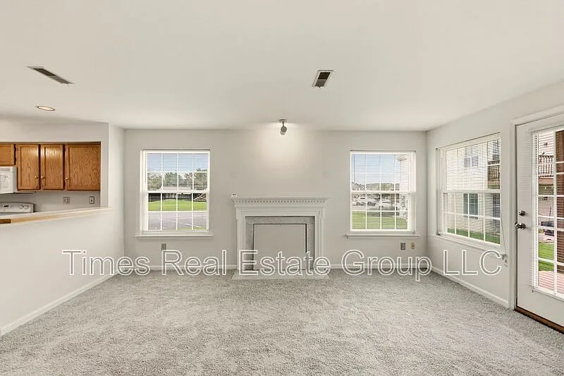 2 bed, 2.0 bath, 1000 sqft — Photo 2