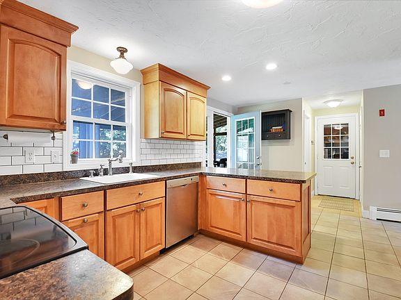 4th image of 141 Farm Hill Rd