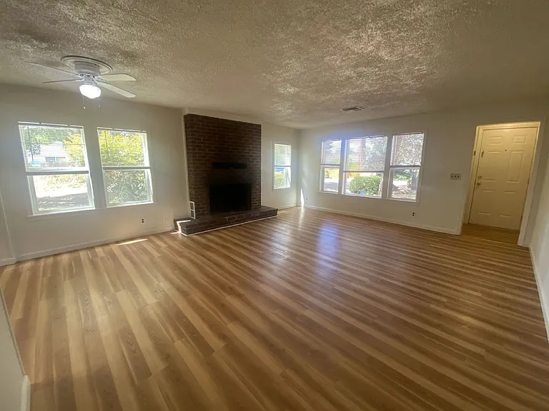 310 SE Gregory Dr — Photo 8