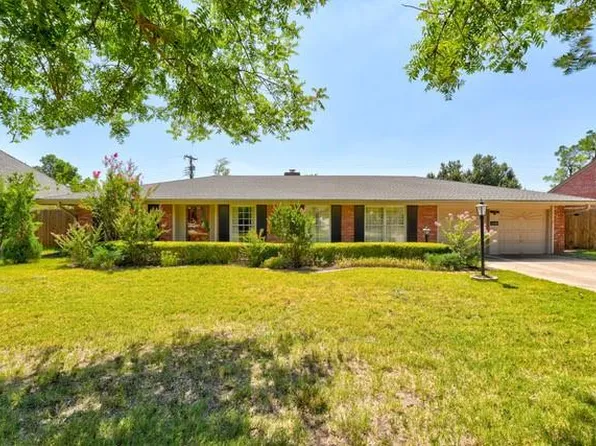 1608 Drakestone Ave, Nichols Hills, OK 73120