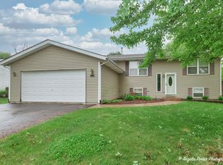 140 Shadowbrook Dr, Capron, IL 61012