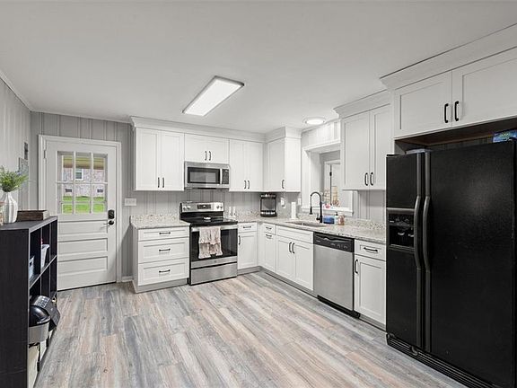 5th image of 2640 Fraser Rd
