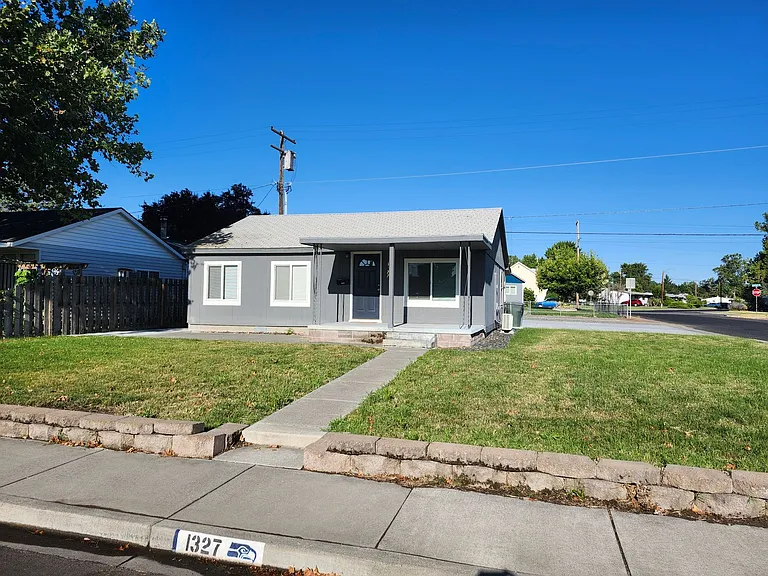1327 Tunis Ave — Photo 2