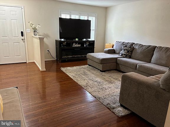 3rd image of 544 Highland Towne Ln