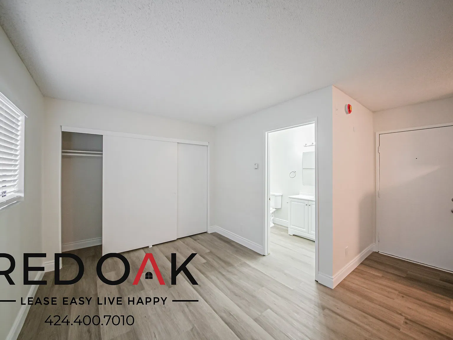 ~Low Deposit~ Refined Studio With Open Floor Plan, On-Site Laundry And Parking Included In The He... — Photo 4