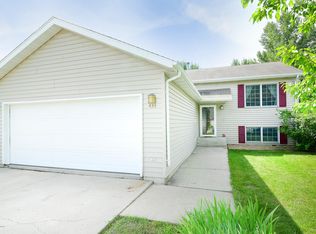 434 Burdick Ct, Grand Forks, ND 58203