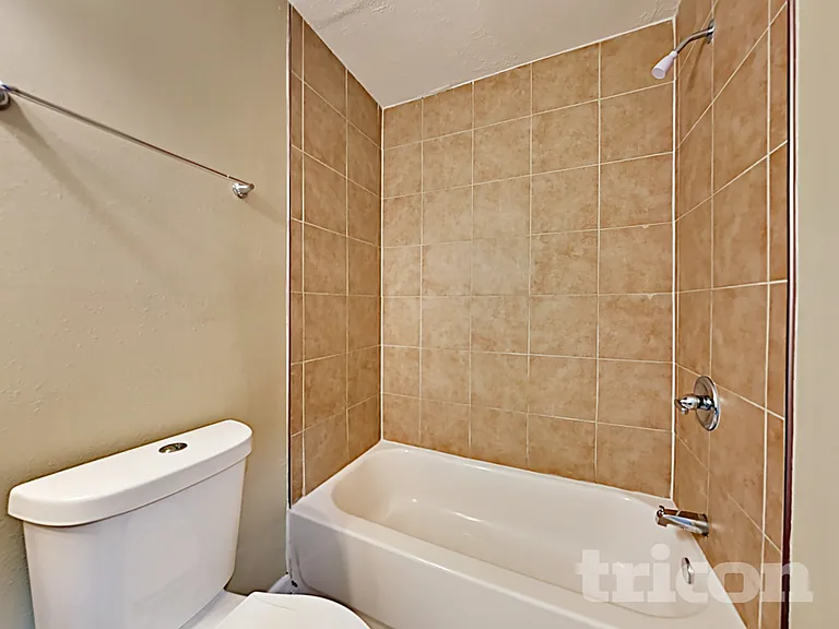 1218 Windsor Cir — Photo 14