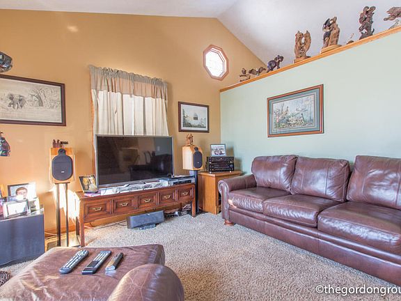 4th image of 8955 Monty Dr NE