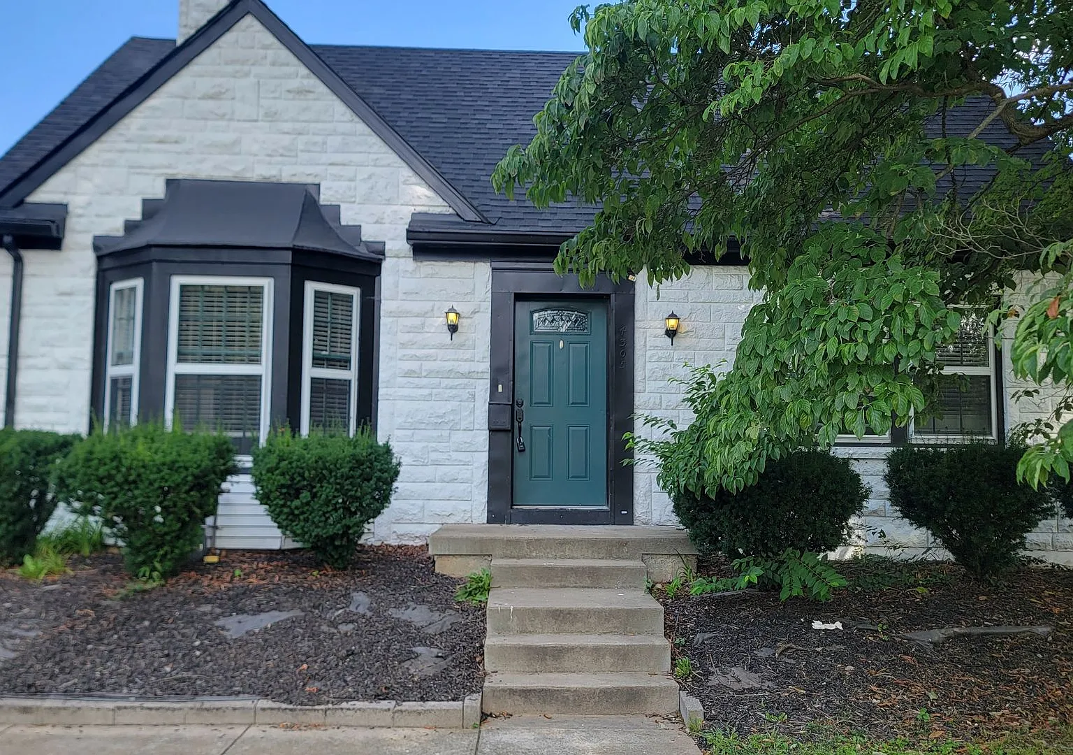 Clean 4 Bedroom With Immense Space In St. Matthews — Photo 2