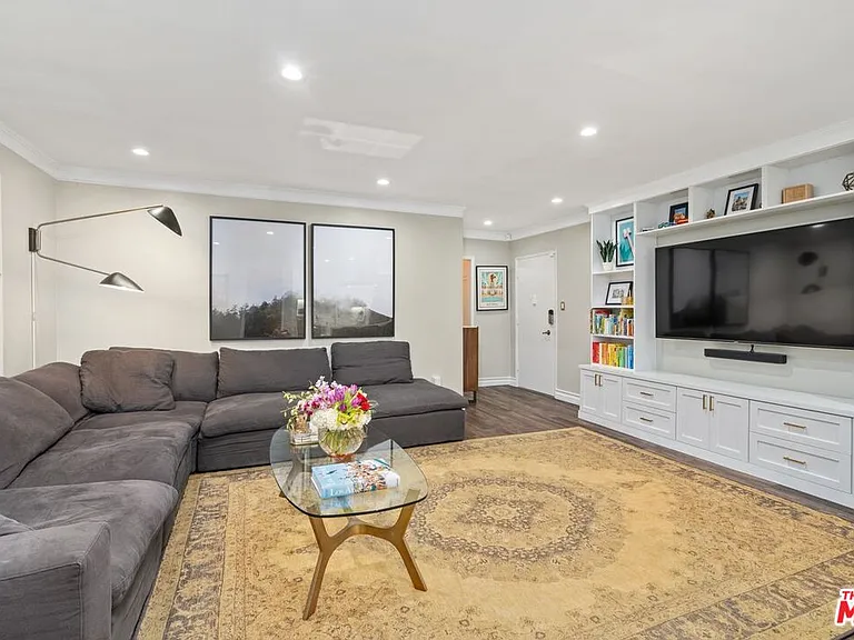 960 Larrabee St #105 — Photo 2