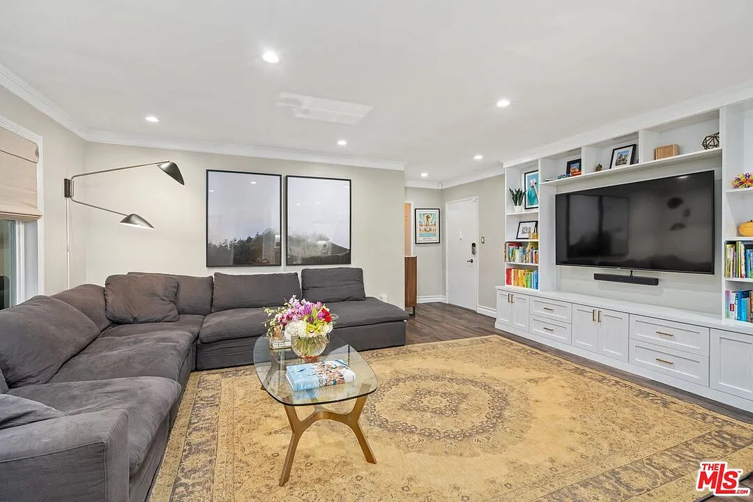 Building Photo - 960 Larrabee St #105