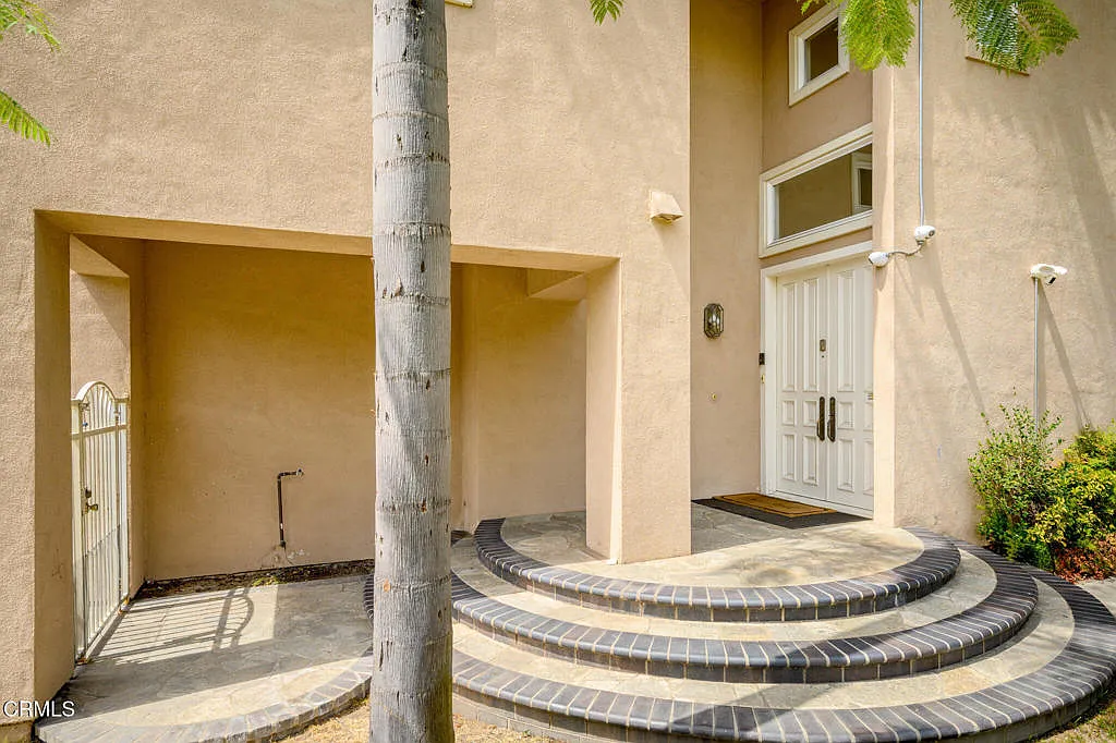 5 bed, 4.0 bath, 3272 sqft, $8,000 — Photo 2