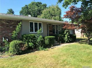 18 Mangin Rd, Commack, NY 11725