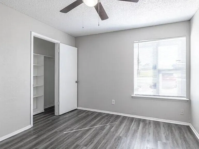 Windsor Gardens Apartments — Photo 15