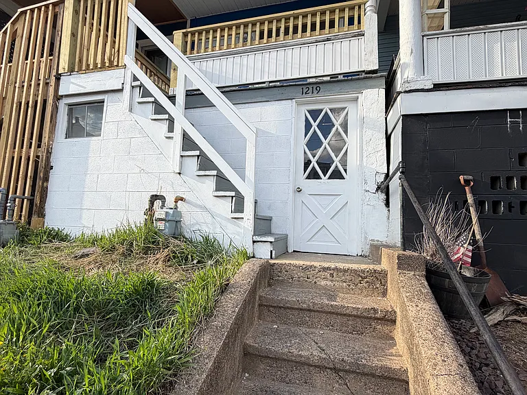 1219 W Walnut St — Photo 4