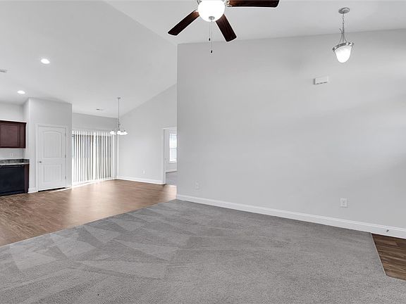 5th image of 155 Norfolk Cir