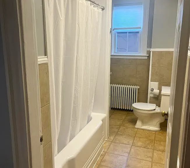 Full bathtub/shower - clean and big shower head