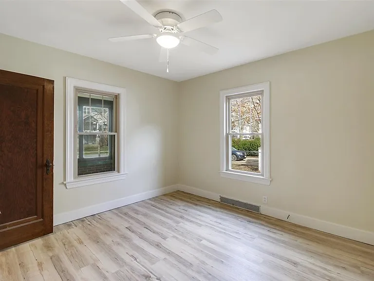 713 W Green St — Photo 11