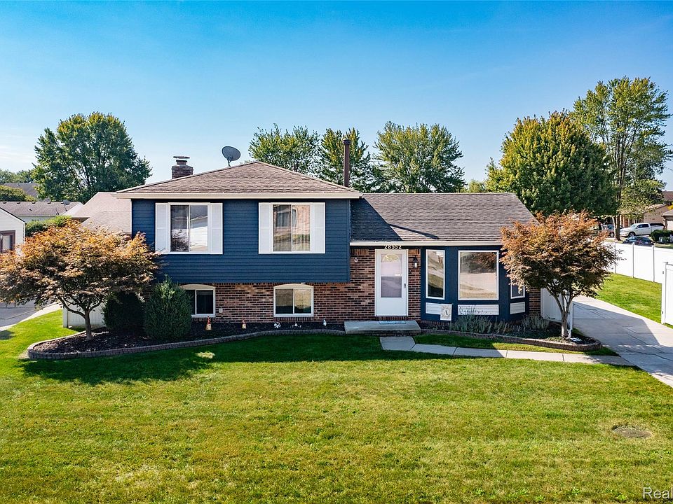 1st image of 28552 Buckinghamshire Dr