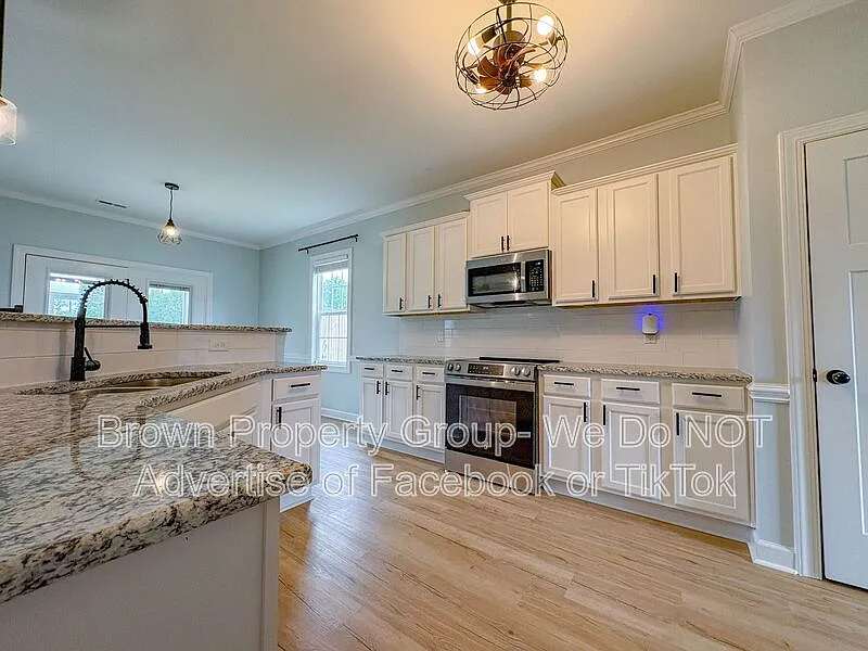 5 bed, 3.5 bath, 3204 sqft, $2,995 — Photo 3