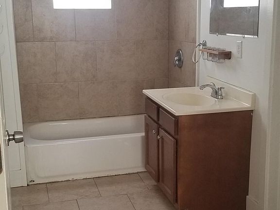 4th image of 935 Muskegon Ave NW #1